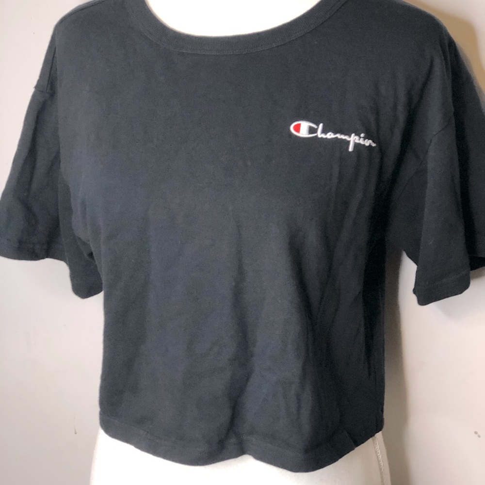 Cropped black champion shirt